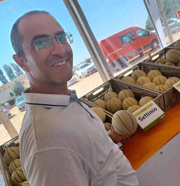 Danilo Del Forno - Responsabile tecnico commerciale Syngenta Vegetable Seeds - con il melone Settimio